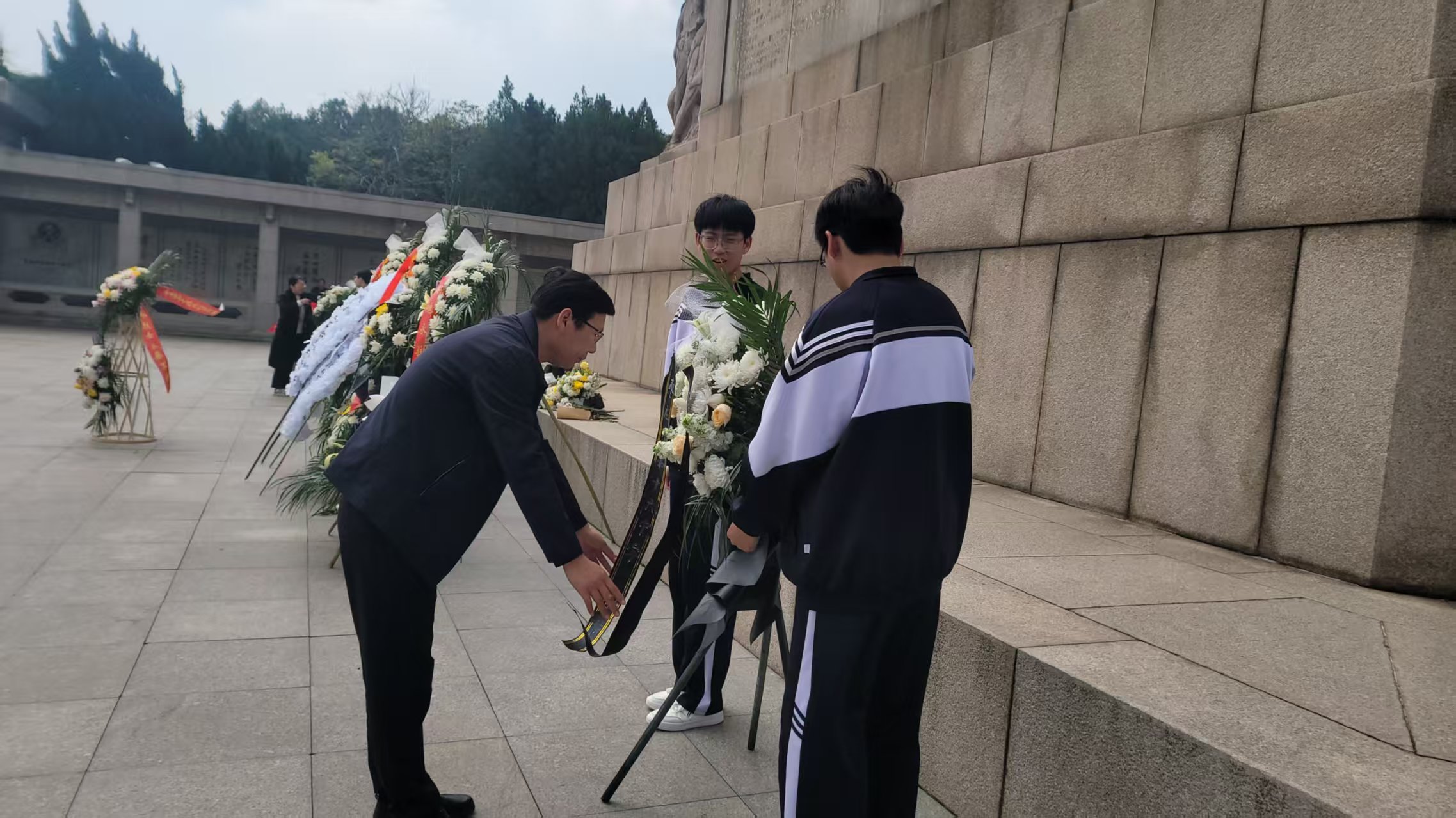 ��ׯ�е�ʮ����ѧ�����к�ɫ���򣬺�ֲ�����黳